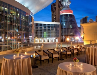 4-hilton-rooftop-skyline-images-900x601
